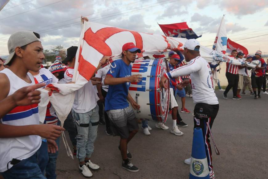 ¡Fiesta total! Así fue el apoyo de la Ultrafiel en el Olimpia vs Marathón