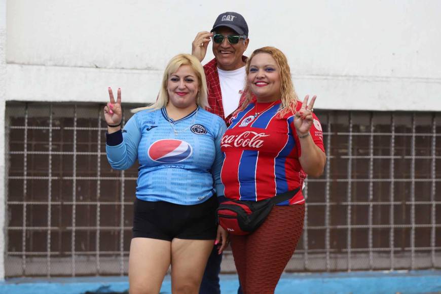 El impactante duelo de bellas mujeres en las graderías del Nacional por el Olimpia vs. Motagua