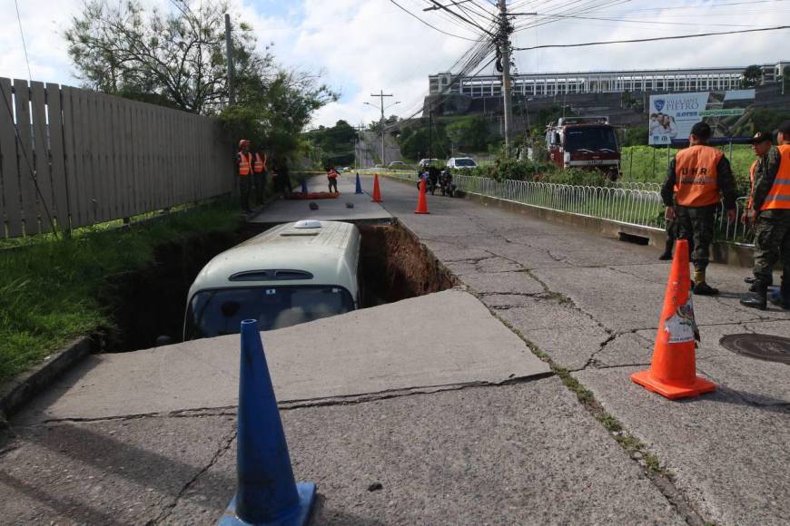 Las imágenes del socavón en el que cayó un autobús en la capital