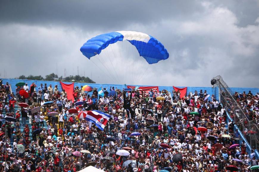 Paracaidistas deslumbran con su show aéreo en los desfiles patrios Honduras 2024