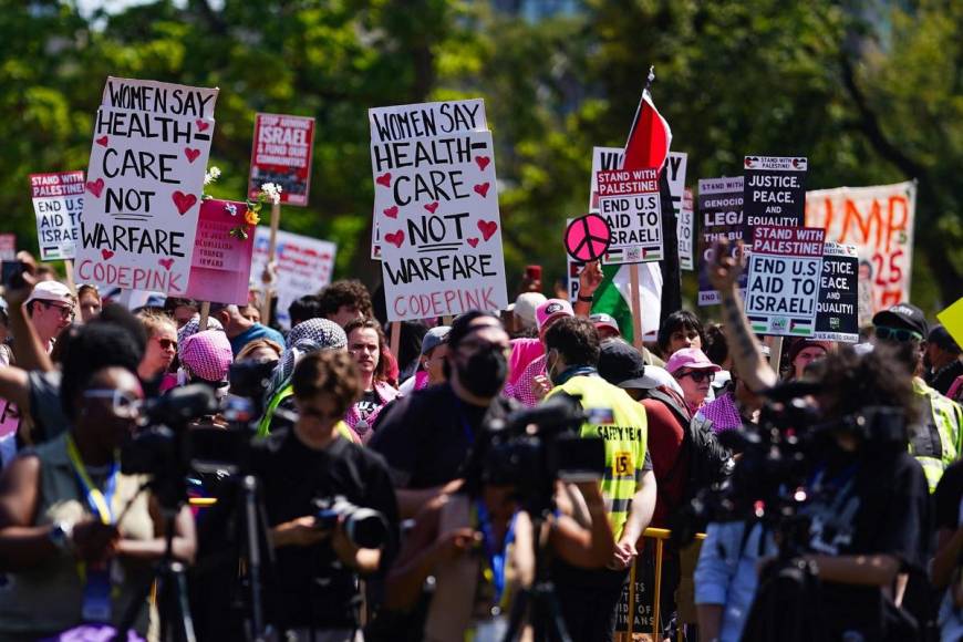 Protesta multitudinaria pide a Harris en Chicago un cambio por Gaza