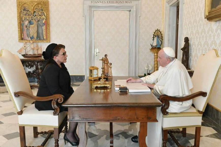 Los regalos que intercambió Xiomara Castro con el papa Francisco