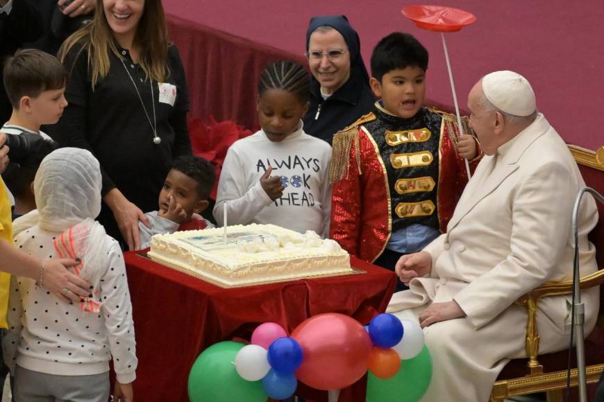 El papa Francisco celebra sus 87 años junto a los niños del Vaticano