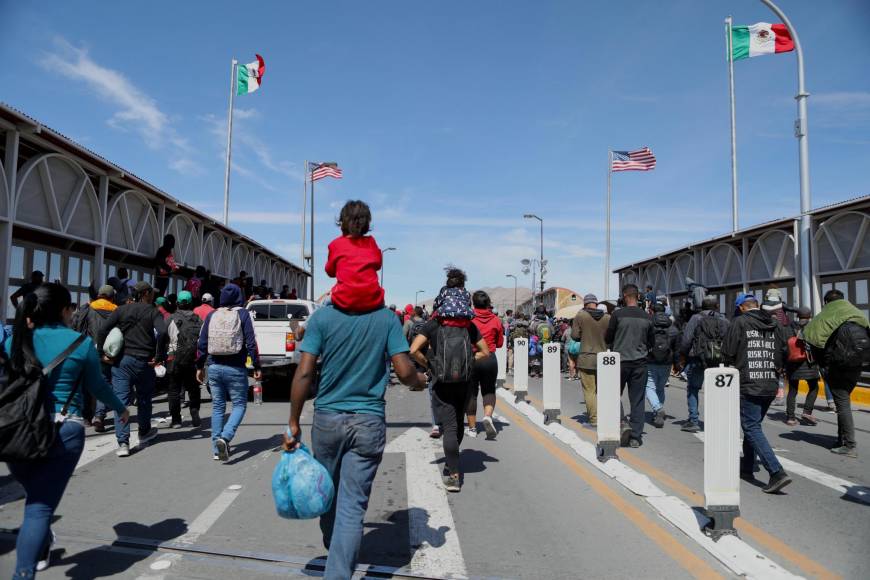 Desesperados por asilo, migrantes se enfrentan en la frontera sur de Estados Unidos