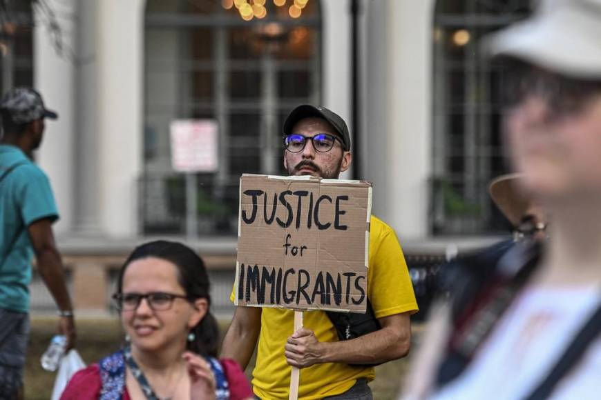 Altares, veladoras y oraciones, así rinden homenaje a migrantes que murieron en tráiler en Texas