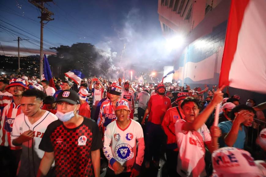 La Ultra Fiel llega con bombos al Nacional para la final de ida de la Concacaf League