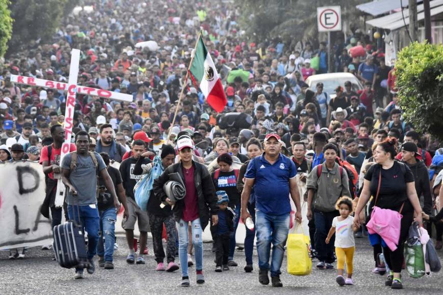 ”No tenemos de otra”: caravana migrante sigue su camino por México