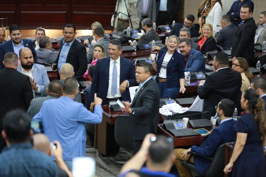 Por una camisa, diputados casi se van a los golpes en el Congreso Nacional