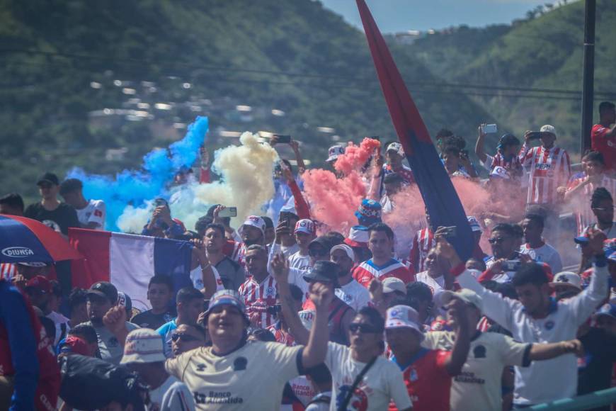 Olimpia - Motagua: ¡Ambientazo! Llegada de la Ultra Fiel al Estadio Nacional para el clásico