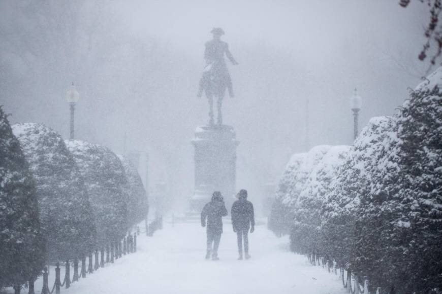 Las impresionantes imágenes de la “histórica” tormenta de nieve que azota el este de EEUU