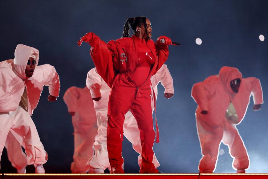 Rihanna volando y A$AP Rocky grabando todo: lo que no se vio del show del medio tiempo