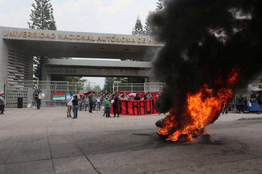 Batallas campales y quema de llantas: intensa jornada de protestas en Honduras