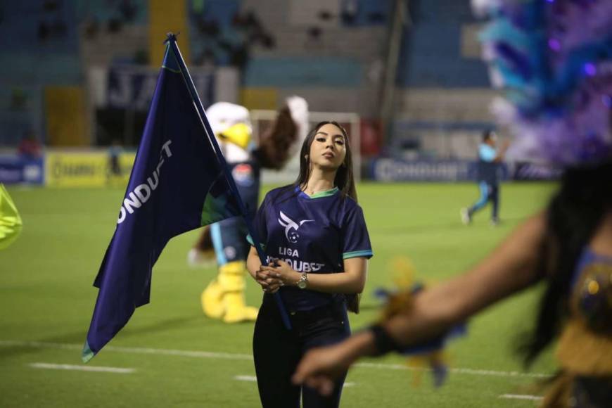 Beso de Auzmendi a aficionada y el niño que debutó con el Motagua