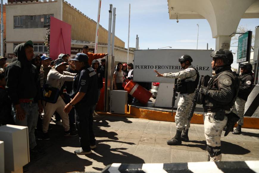 Desesperados por asilo, migrantes se enfrentan en la frontera sur de Estados Unidos