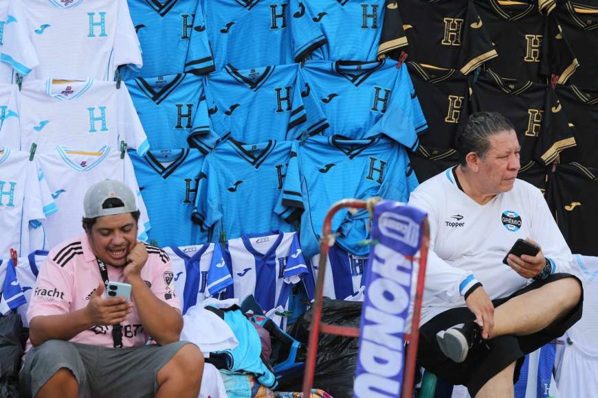 Ambiente fenomenal en el Chelato Uclés para presenciar el Honduras vs Trinidad y Tobago