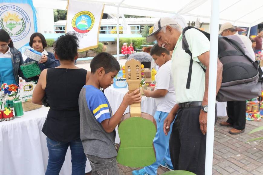 Creatividad y conciencia ambiental: así se desarrolla la Feria de Reciclaje de Escuelas Amigables con el Ambiente