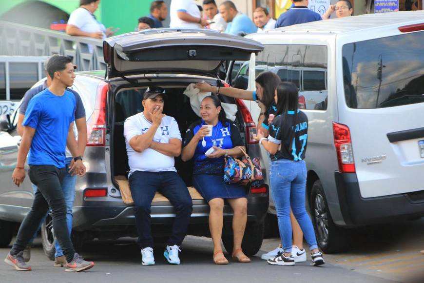 ¡En familia y con toda la emoción! Aficionados llegan al estadio para apoyar a la H