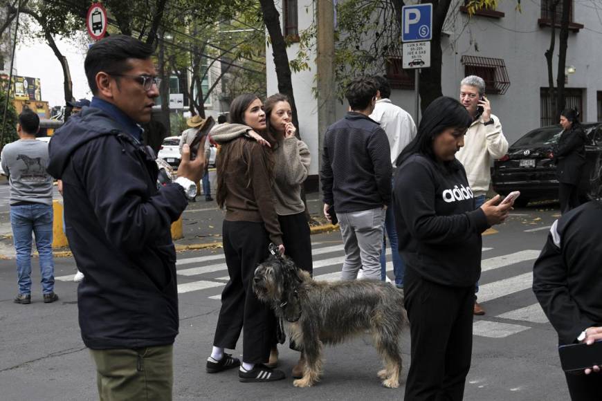 ¡Susto! Mexicanos salieron a las calles por sismo de 5.7 grados