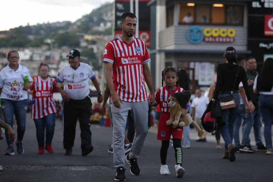 Imponente llegada de Ultra Fiel al Nacional para juego de Olimpia ante Antigua