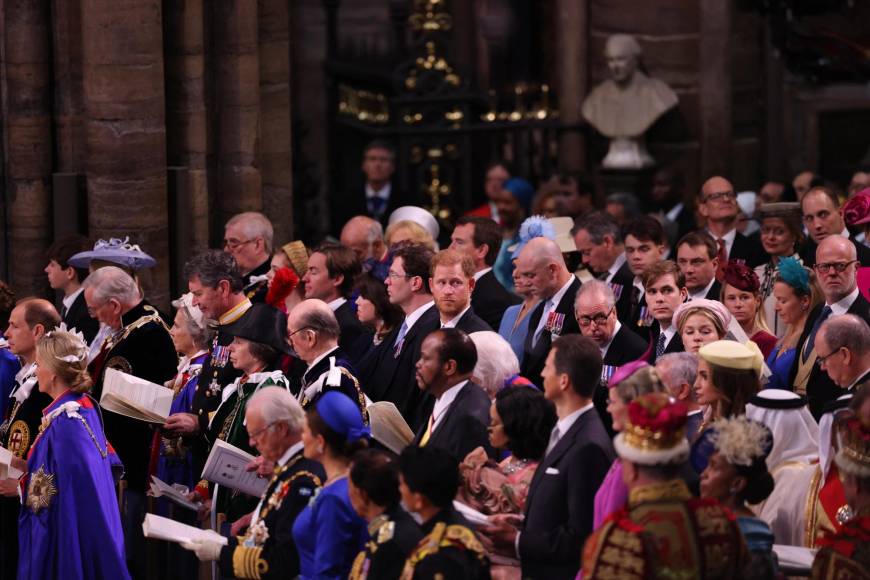 Solo y con una sonrisa: así asistió el príncipe Harry a la coronación de Carlos III