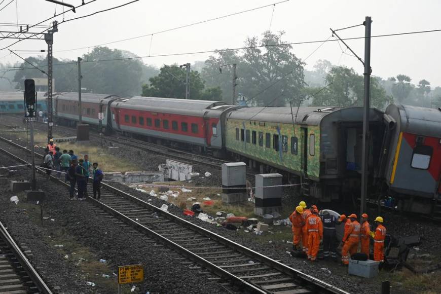 Las impactantes imágenes de los vagones destrozados y cadáveres junto a las vías tras accidente de trenes en India