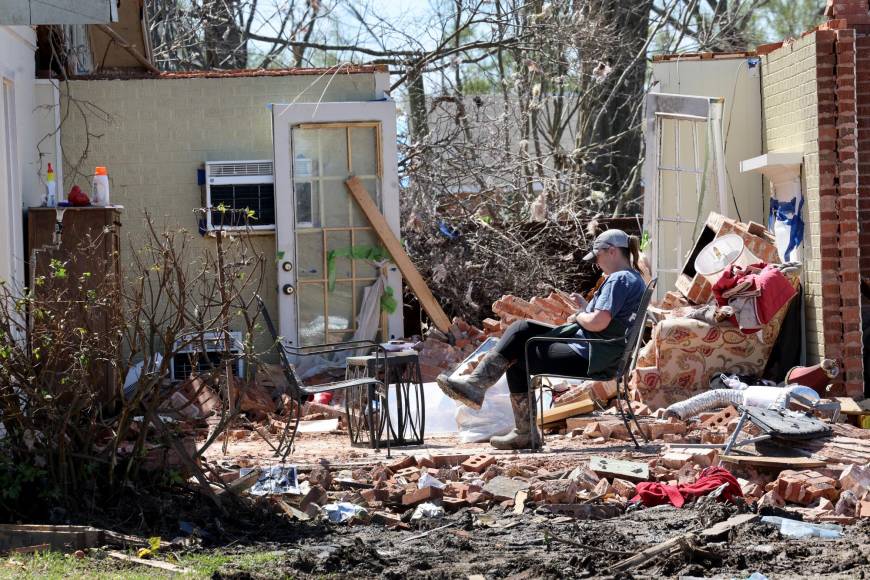 En Misisipi hay “zona de guerra” tras el paso de un mortal tornado