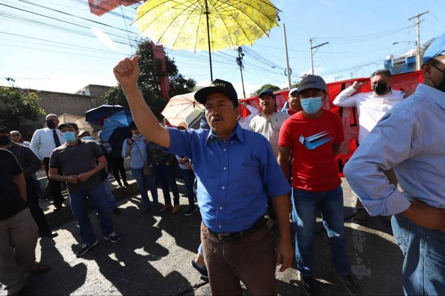 “Que nos paguen, que nos paguen” exigen en protesta empleados del Sanaa