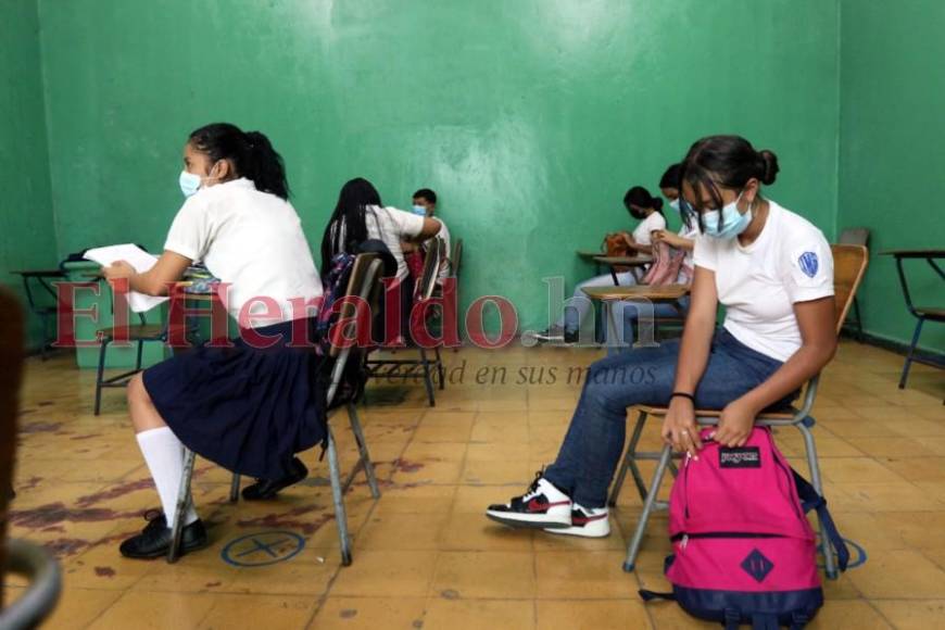 Colegiales vuelven a lucir su uniforme en el retorno a clases en la capital (Fotos)