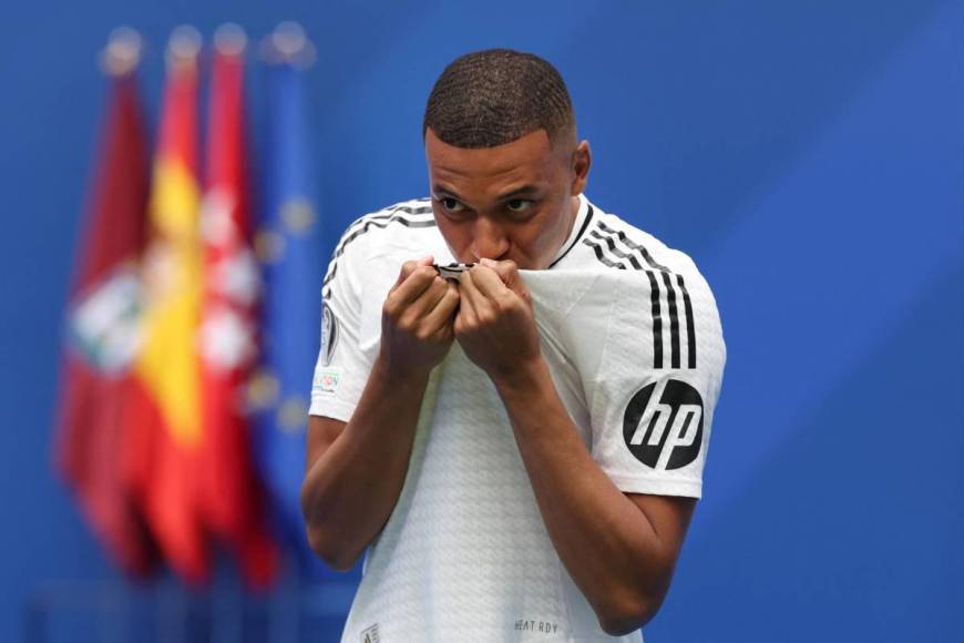 Mbappé imitó a Cristiano Ronaldo en su presentación con Real Madrid y el regalo de Florentino