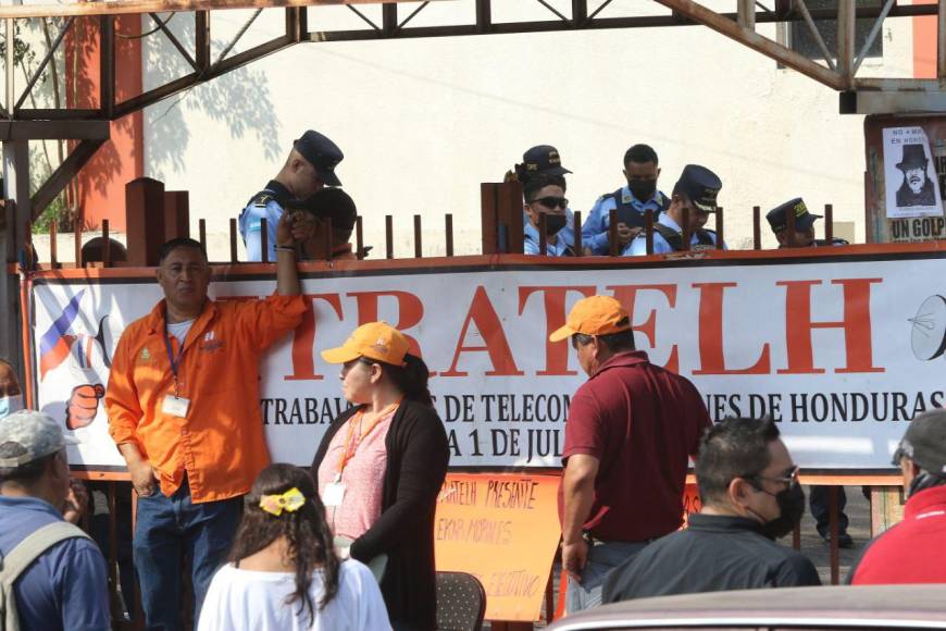 “No más mafias”: Sindicalistas despedidos y colectivos de Libre en Hondutel se mantienen en protesta