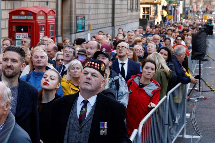 Sin celulares y vestir para la ocasión: Las estrictas reglas para desfilar ante el féretro de Isabel II