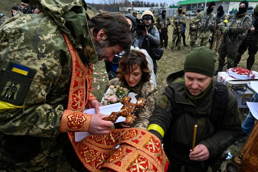 ¡Amor en medio de la guerra! Soldados ucranianos se casan mientras combaten a Rusia