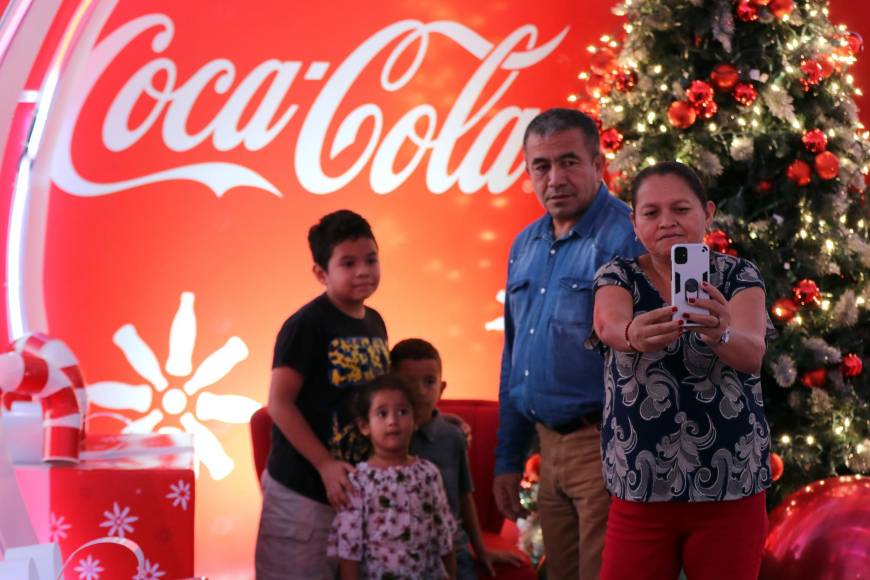 Mágica caravana navideña de la Coca Cola recorre la capital