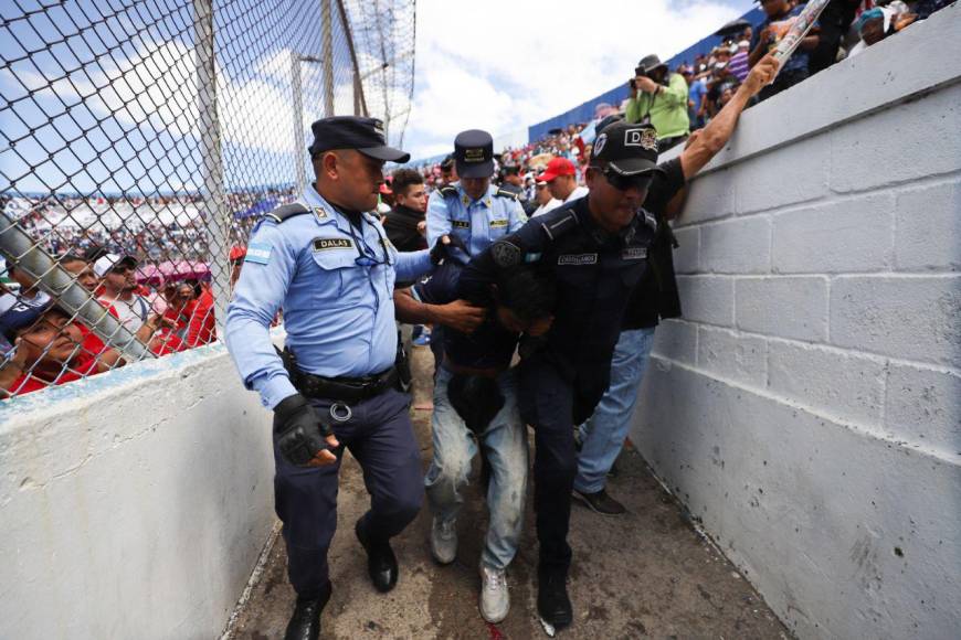 Varios detenidos durante disturbios en marcha de la resistencia dentro del Estadio Nacional