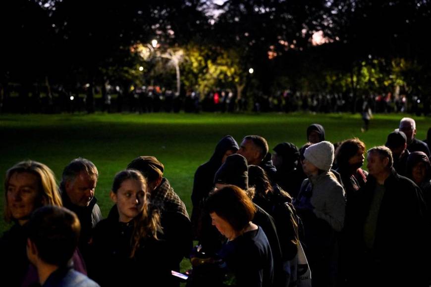 Los británicos comienzan a despedirse de Isabel II en Edimburgo