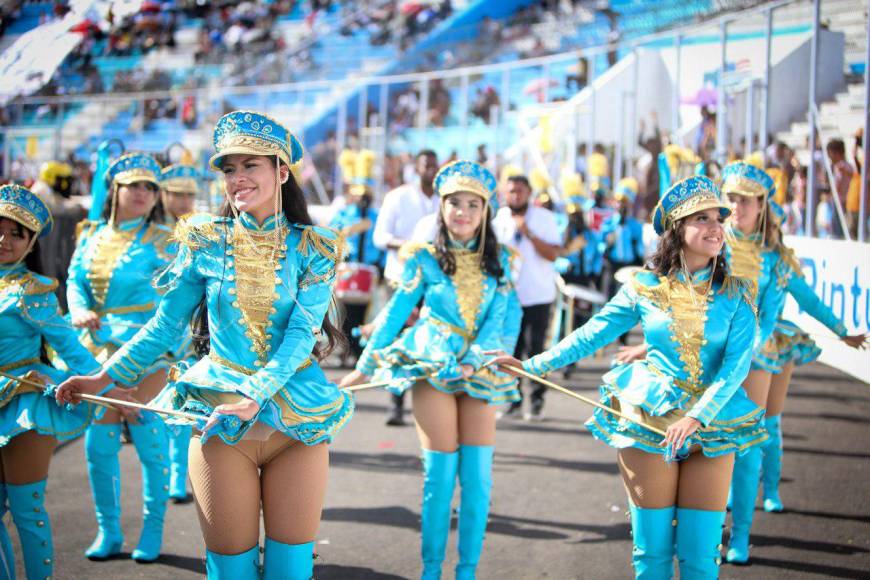 Valeria Chirinos, la palillona que rindió homenaje a la Bandera con su traje turquesa