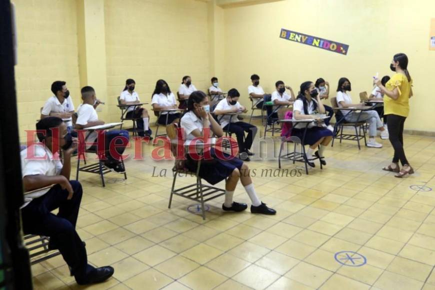 Colegiales vuelven a lucir su uniforme en el retorno a clases en la capital (Fotos)