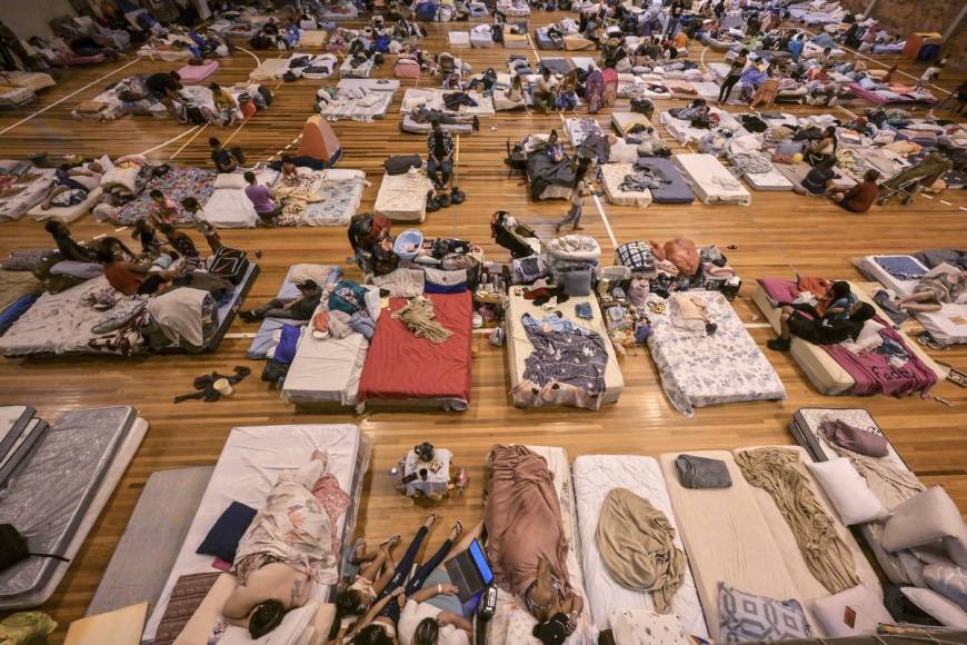 Miles de damnificados por inundaciones en Brasil son refugiados en albergues