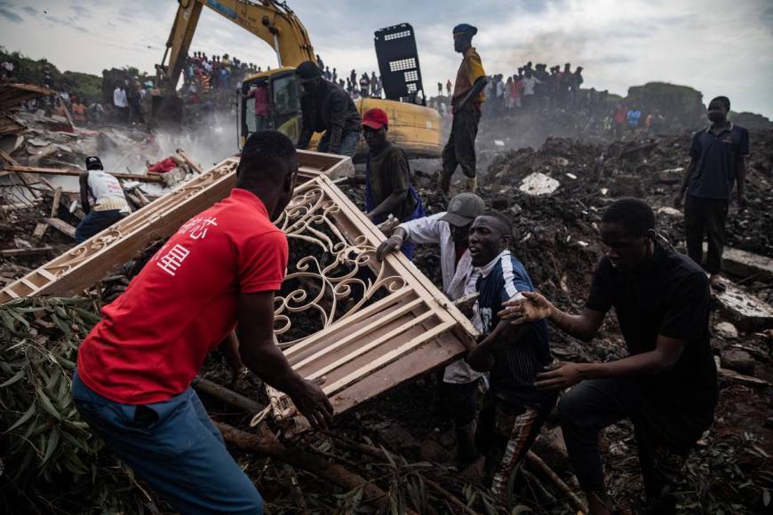 Terror y desesperación en derrumbe de vertedero en Uganda