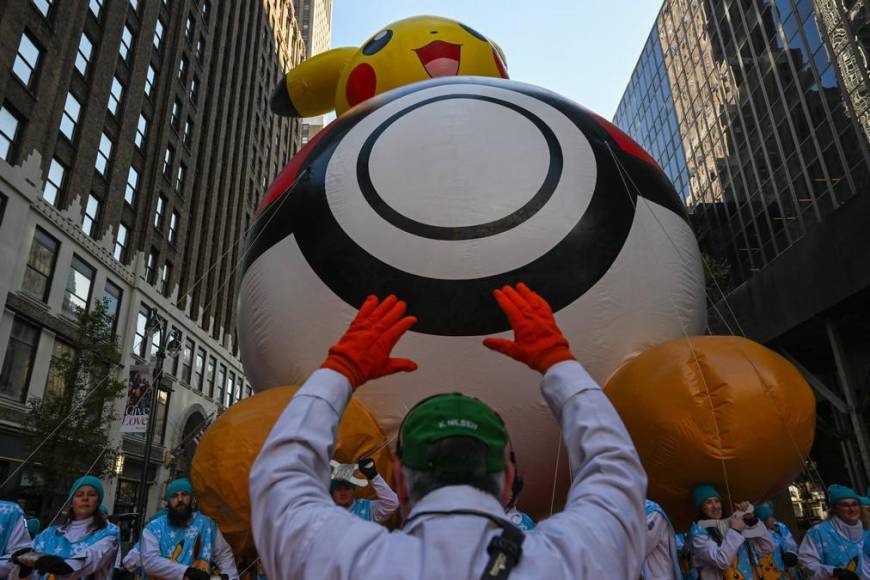 Con globos gigantes y Pikachu celebran el desfile de Thanksgiving de Macy’s