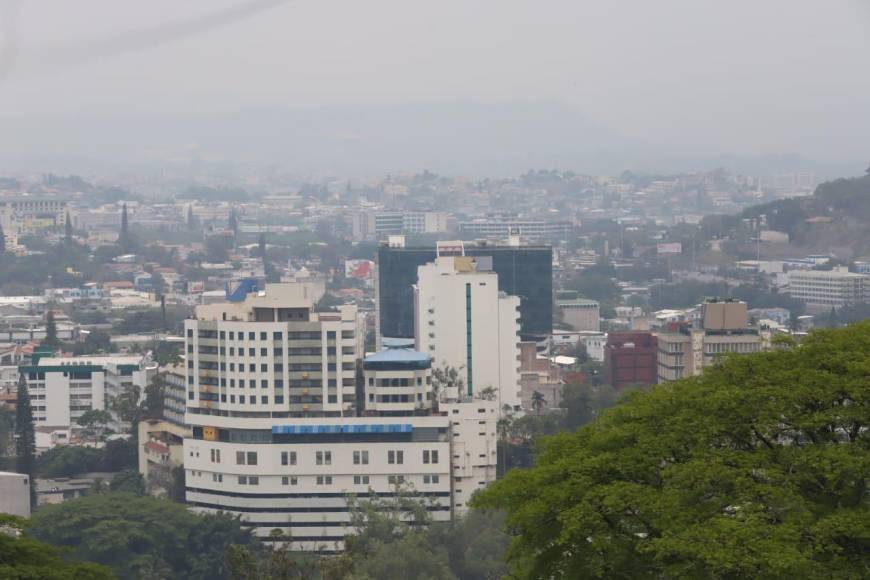 Así amaneció el cielo en la capital este martes ante densa bruma ¿Presenta mejoras?