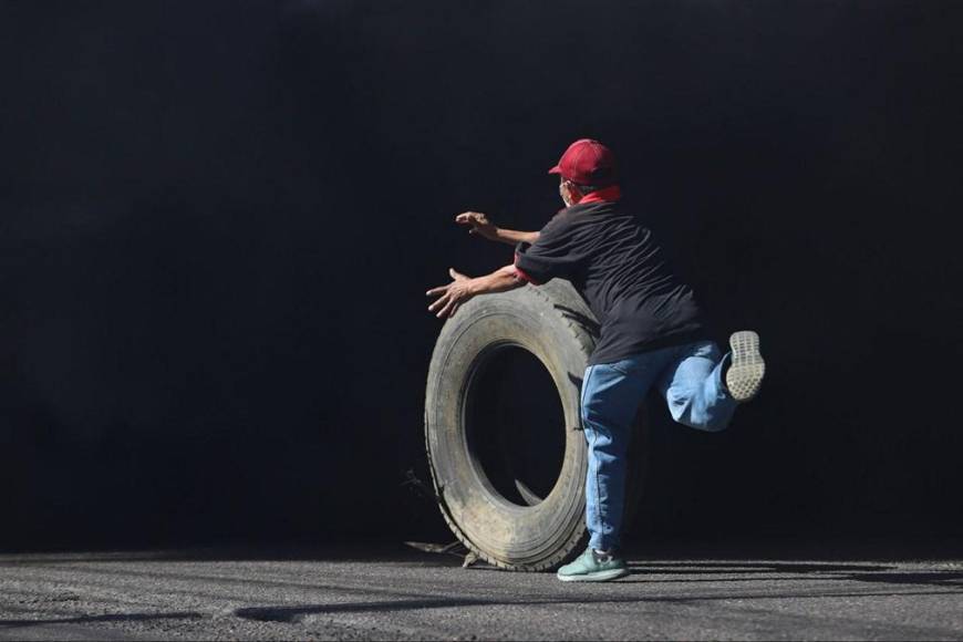 “Que nos paguen, que nos paguen” exigen en protesta empleados del Sanaa