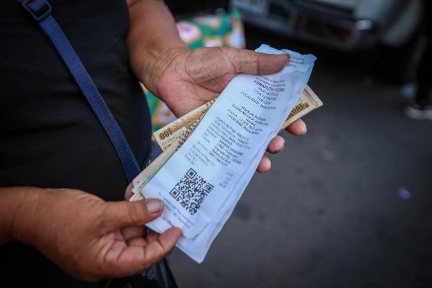 Vendedores ponen color y sabor en las horas previas al Honduras - Granada