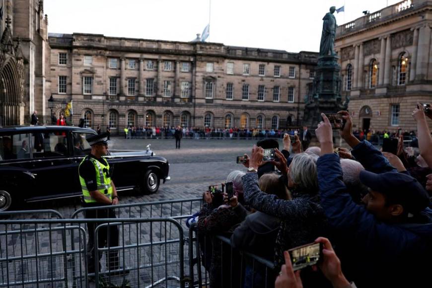 Los británicos comienzan a despedirse de Isabel II en Edimburgo