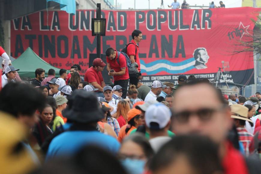 Monigotes, militantes de Libre y bandera azul turquesa: las primeras imágenes del Día del Trabajador en la capital