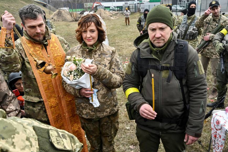 ¡Amor en medio de la guerra! Soldados ucranianos se casan mientras combaten a Rusia