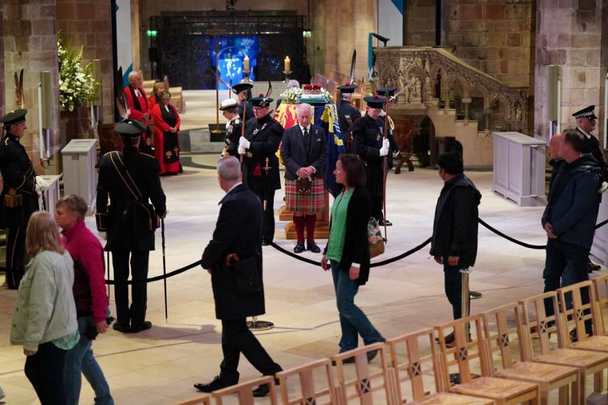 Los británicos comienzan a despedirse de Isabel II en Edimburgo