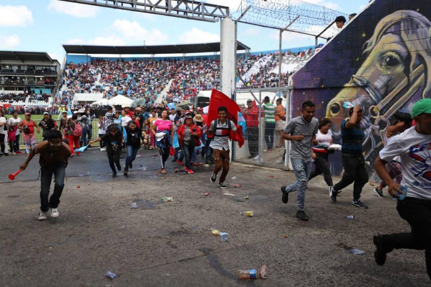 Varios detenidos durante disturbios en marcha de la resistencia dentro del Estadio Nacional