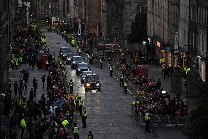 Los británicos comienzan a despedirse de Isabel II en Edimburgo