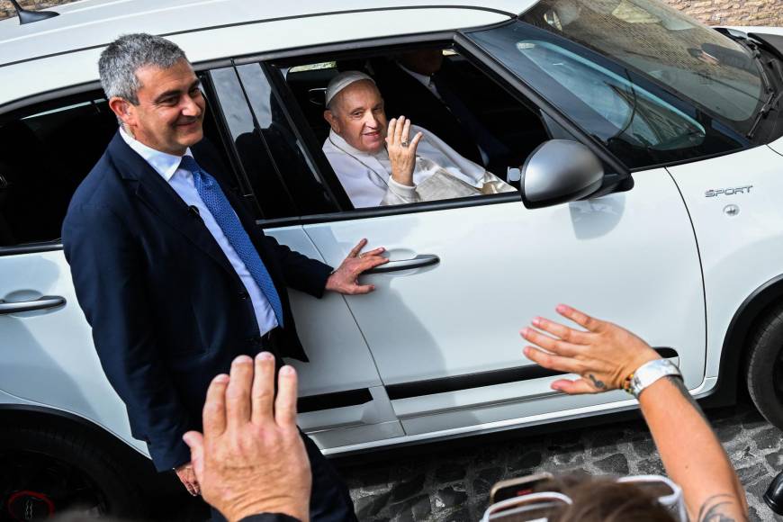 Sonriente y saludando a todos salió el papa Francisco del hospital